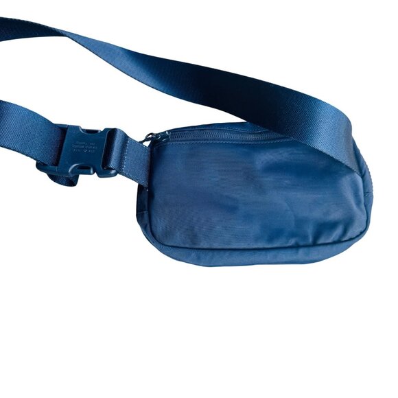 Lululemon Bag Women's Everywhere Navy Nylon Inner Pocket Zip Adjustable Belt - Picture 7 of 8